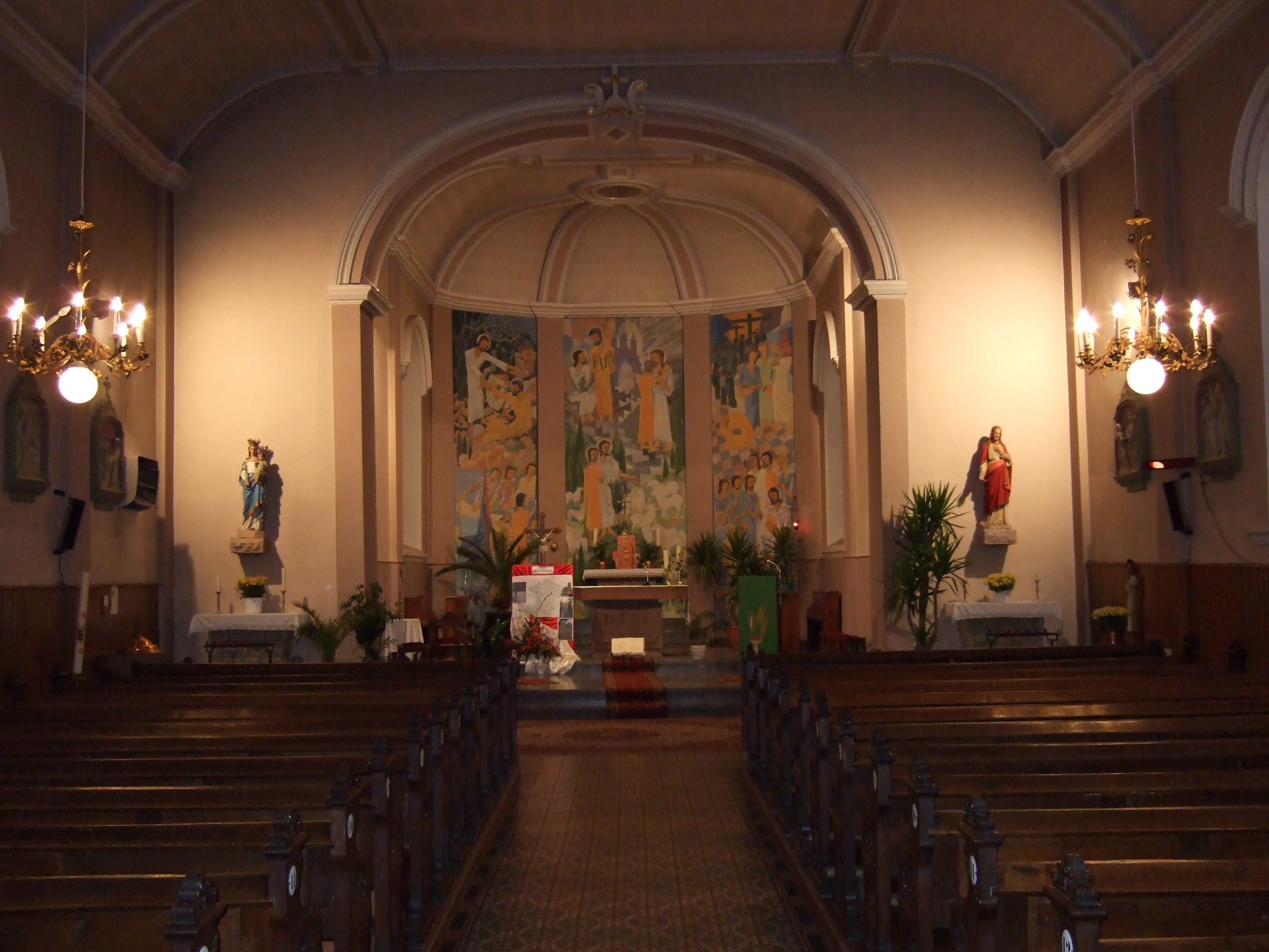 C) ENTREE DANS L'EGLISE.jpg